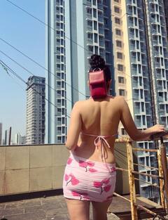 इस साड़ी से बनी है Uorfi Javed की नई अतरंगी ड्रेस! पीछे मुड़ीं तो देखा जूड़े में टांगा था पर्स, यूजर्स रोक नहीं पा रहे हंसी