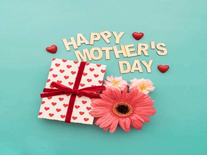 Mother's Day Gift idea's: मदर्स डे पर मां को देना है कुछ डिफ्रेंट और सबसे स्पेशल गिफ्ट तो आपके लिए  यहां हैं एक से बढ़कर एक ऑप्शन