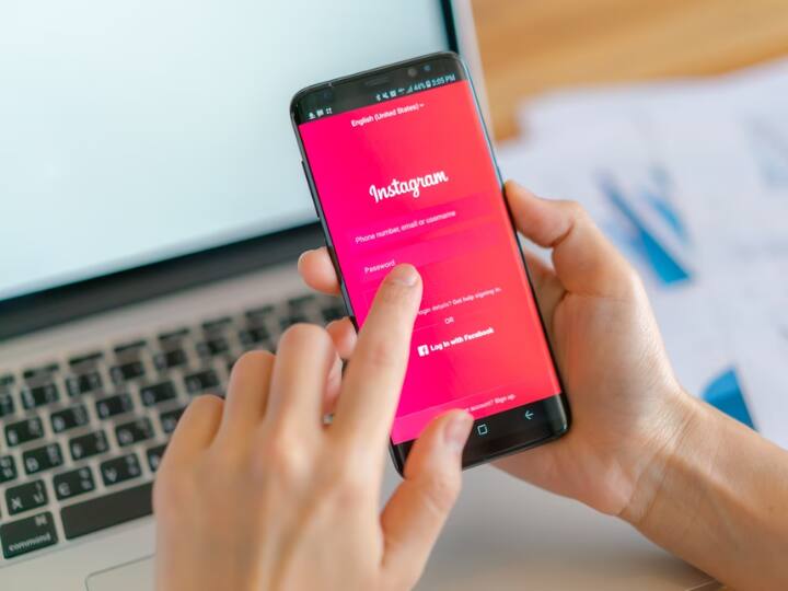 इंस्टाग्राम आप सभी जरूर यूज करते होंगे. कुछ इसे एंटरटेनमेंट के लिए चलाते हैं तो कुछ न्यूज अपडेट पाने के लिए. मेटा इस ऐप के जरिए लोगों को फोटो, वीडियो, रील आदि चीजें शेयर करने की सुविधा देता है. जल्द ऐप पर दो नए फीचर एडऑन होने वाले हैं. पहला ये होगा कि आप किसी भी गाने को नोट के रूप में शेयर कर पाएंगे और दूसरा आप गाने को एक से अधिक फोटो वाली पोस्ट में सेट कर पाएंगे.