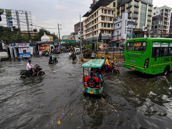 Patna experienced heavy rain on Monday which caused the temperature to drop. The India Meteorological Department (IMD) predicts more rain in the city over the next two days. (Image Source: PTI)