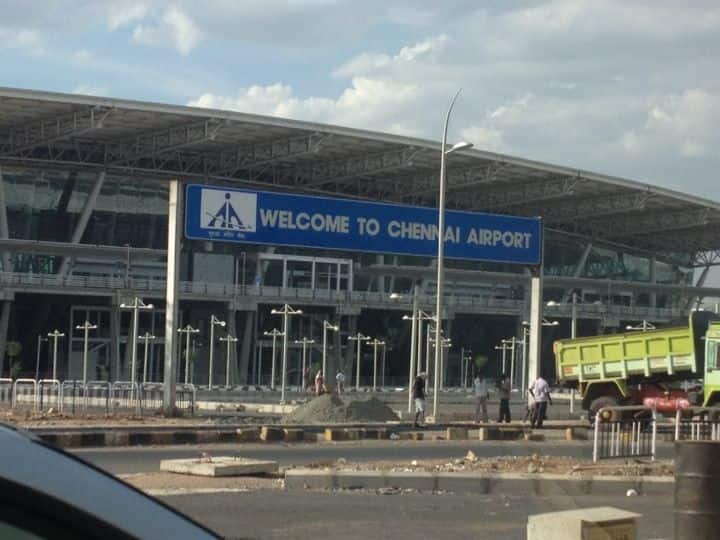 1 crore Rs worth 2 kilo gold seized in chennai airport know more details here Crime : கோடிக்கணக்கில் தங்கம்.. சினிமா பாணியில் கடத்தல்.. விமான நிலையத்தில் அடித்துத்தூக்கிய அதிகாரிகள்..