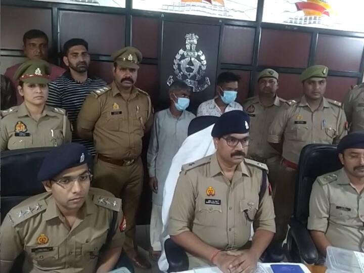 Hapur Police busted illegal arms factory two accused arrested Uttar Pradesh News Ann UP Crime: हापुड़ पुलिस ने अवैध हथियार की फैक्ट्री का किया भांडाफोड़, 24 अधबने तमंचे और कारतूस बरामद