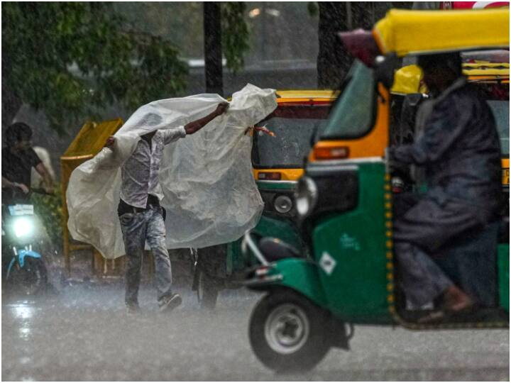 Delhi Weather Update delhi rain to continue in national capital for next three days imd forecasts Delhi Weather Update: अभी कुछ और दिन पड़ेगी छाते-रेनकोट की जरूरत, जानें दिल्ली में कब तक होगी बारिश?
