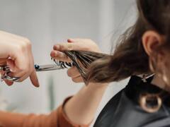 5 स्टार होटल के सैलून ने की खराब हेयर कटिंग, महिला ने लिया एक्शन, अब देना होगा 2 करोड़ का हर्जाना