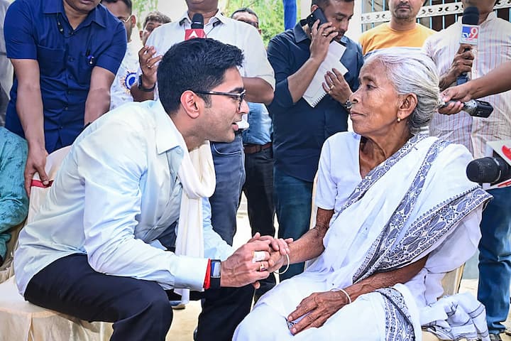 সোমবার করণদিঘির সভার পর হেমতাবাদে এক রাজবংশী বাড়ির দাওয়ায় বসে তাঁদের সঙ্গে কথা বলার পাশাপাশি সন্ধে বেলা তাঁদের সঙ্গে চা খাওয়াতেও যোগ দেন অভিষেক।