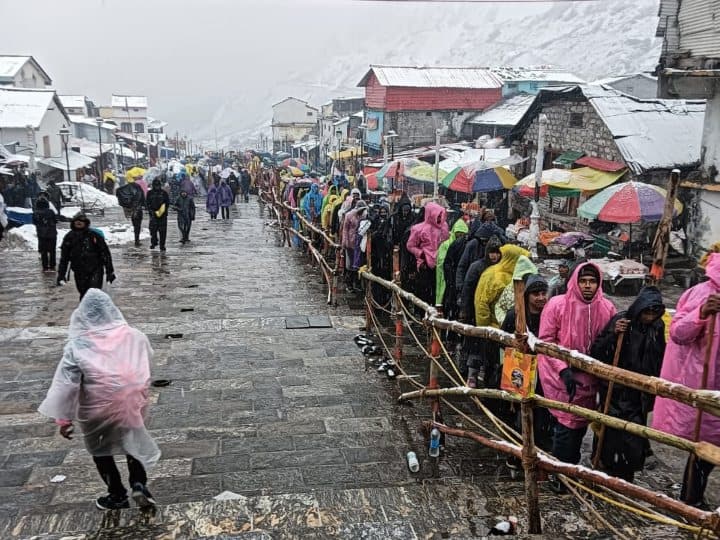 Kedarnath Yatra 2023 Snowfall In Kedarnath Dham, Rain In Low Lying Areas  Registration Of Pilgrims Suspended Till May 3 ANN | Kedarnath Yatra 2023:  केदारनाथ धाम में बर्फबारी जारी, निचले इलाकों में