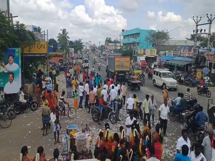 பூப்புனித நீராட்டு விழா; 12 மாட்டு வண்டிகளில் சீர்வரிசை கொண்டு வந்த தாய்மாமன்கள்