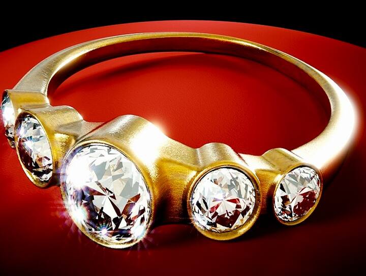 Jewellery Auction in London British auction house Christies King street know about Briolette Of India Diamond दुनिया की सबसे बड़ी गहनों की बिक्री! लंदन के किंग स्ट्रीट पर बेची जा रही बेशकीमती ज्वेलरी, नीलामी में कोहिनूर से पुराना भारतीय हीरा भी शामिल