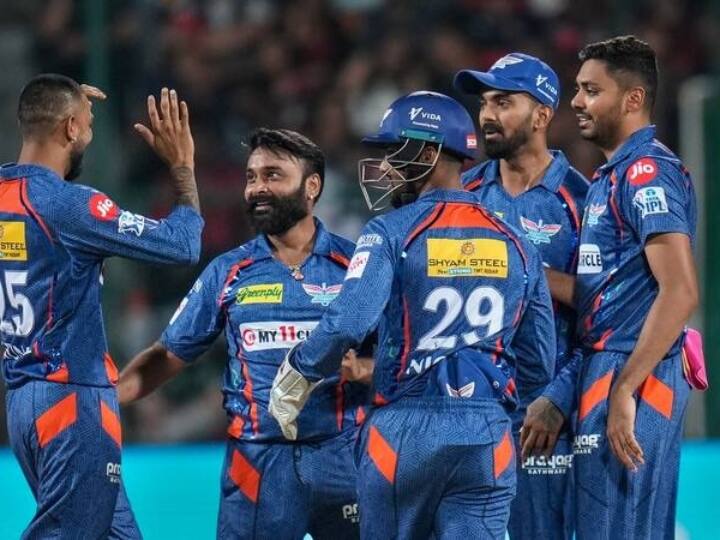 लखनऊ सुपर जायंट्स के स्पिनर अमित मिश्रा बीते कुछ सीजन अनसोल्ड रहे थे. आईपीएल 2023 के मिनी ऑक्शन में उन्हें लखनऊ ने खरीदा. वह आईपीएल 2023 में अपनी टीम के लिए शानदार बॉलिंग कर रहे हैं. अमित अब तक 4 विकेट झटक चुके हैं.