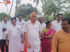 సమస్యల పరిష్కారం కోసం చుట్టుముట్టిన జనం - అసహనంతో చేయి చేసుకున్న వైఎస్ఆర్‌సీపీ ఎమ్మెల్యే !