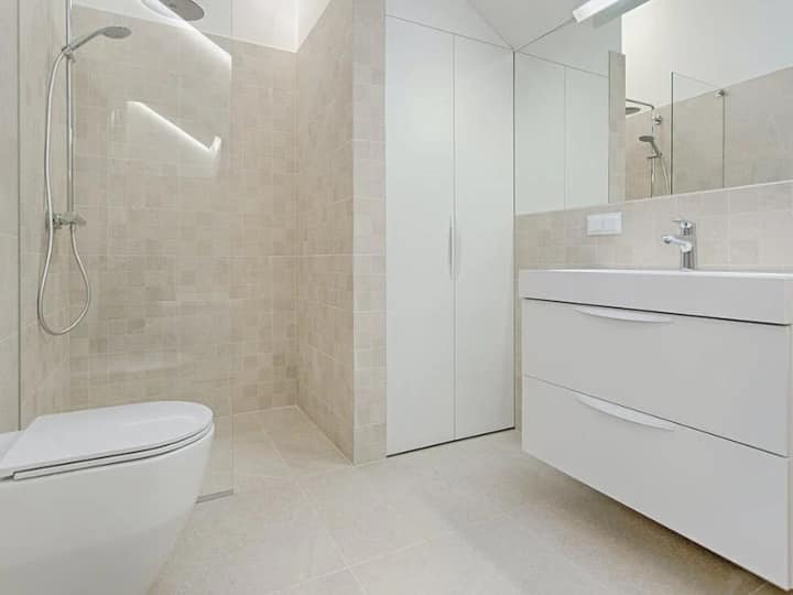 बाथरूम शब्द सबसे आम है. यह रेसिडेंशियल होता है. बाथरूम में नहाने से लेकर टॉयलेट तक की सुविधाएं होती है. इसमें बाल्टी, बाथटब, सिंक और टॉयलेट सीट रहती है. हालांकि, ऐसा जरूरी नहीं है कि बाथरूम में टॉयलेट सीट हो, कुछ लोग इसे सेपरेट भी रखते हैं.