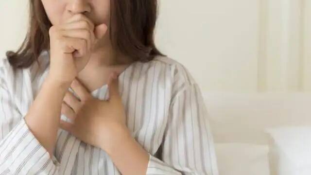 અસ્થમા એક એવો રોગ છે, જેની સારવાર સંપૂર્ણપણે શક્ય નથી. જો કે, કેટલીક સાવચેતીઓ અને દવાઓની મદદથી, આ રોગને ઘણી હદ સુધી નિયંત્રિત કરી શકાય છે, જેમાંથી કેટલીક નીચે મુજબ છે