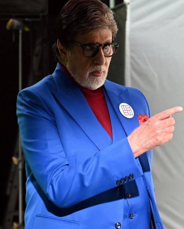 शो पर अमिताभ बच्चन को रेडी करने के लिए 10 लोगों की स्टाइलिस्ट टीम होती है. इस बारे में खुद बिग बी की स्टाइलिस्ट ने बताया था. इस शो पर अमिताभ को रेडी करने वाली स्टाइलिस्ट का नाम है प्रिया पाटिल. दैनिक भास्कर की रिपोर्ट के मुताबिक उन्होंने बताया था कि -10 स्टाइलिस्ट होने के बाद भी कई बार बिग बी अपना सुझाव देते हैं जो कि लाजवाब होता है.