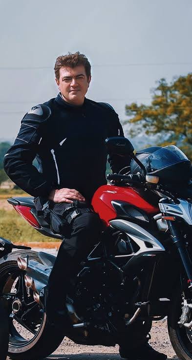 இவருக்கென மிகப்பெரிய ரசிகர் பட்டாளமே உள்ளது.