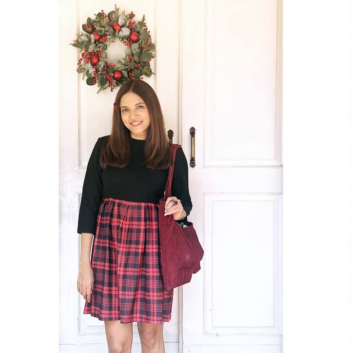 कोईमोई की रिपोर्ट के मुताबिक, नाउरू के एक्स प्रेजिडेंट Lionel Aingimea ने अमिताभ बच्चन के स्टाइल को कॉम्प्लीमेंट किया था. उन्होंने कहा था. एक मीटिंग के दौरान उन्हें अमिताभ बच्चन का 'टाई बॉउ' बहुत स्टाइल पसंद आया था. ऐसे में स्टाइलिस्ट को खुद नाउरू के उस वक्त के प्रेजिडेंट ने फोन कर बताया था कि प्रिया का स्टाइल उन्हें काफी पसंद आया था. इतना ही नहीं एक्स प्रेजिडेंट ने प्रिया को खुद के लिए भी स्टाइलिंग करने के लिए अप्रोच किया था.