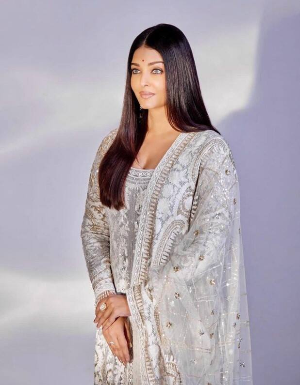 बॉलीवुड की सबसे खूबसूरत एक्ट्रेस ऐश्वर्या राय डायरेक्टर मणिरत्नम को काफी मानती हैं. मणिरत्नम ही ऐशवर्या को फिल्मी दुनिया में लाए थे. ये जोड़ी गुरु, रावण और पोन्नियन सेल्वन 1 और पोन्नियन सेल्वन 2 जैसी फिल्में साथ कर चुकी है.