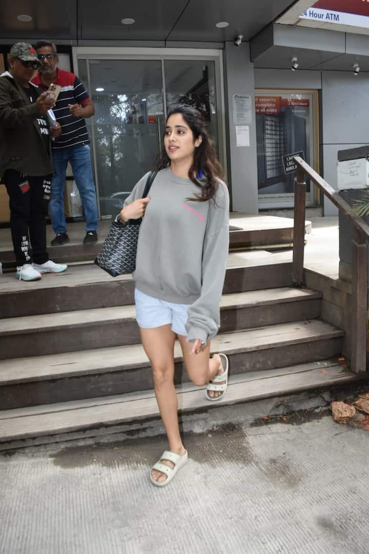 Janhvi Kapoor did not experimented with bold colors and prints in her gym wear.