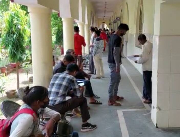 अस्पताल में आज बांह पर काली पट्टी बांधकर मरीजों का इलाज करने आए. आंदोलन के अगले चरण में बुधवार 2 मई को डॉक्टर्स सुबह 11 बजे से लेकर 1 बजे तक ओपीडी सेवा बंद रखेंगे. 3 मई से राज्य के सरकारी डॉक्टर्स अनिश्चितकालीन हड़ताल पर चले जाएंगे.