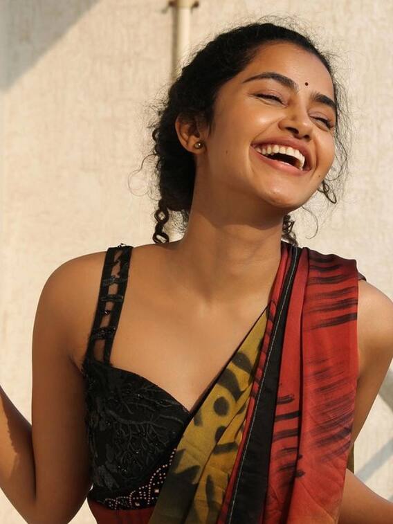 ‘வெட்டி ஒண்ணு சேலை கிட்ட சிக்கி தவிக்குது..’ ட்ரெண்டாகும் அனுபமாவின் ரீல்ஸ்!