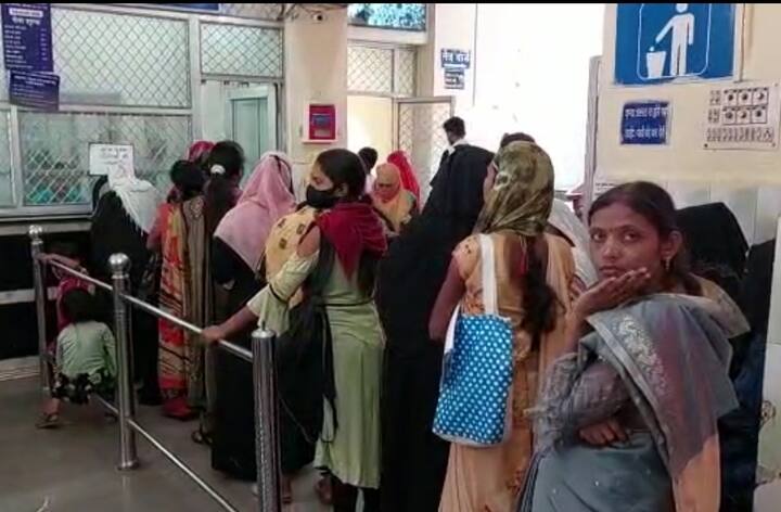 आज तक सरकार दिए आश्वासन को पूरा नहीं कर सकी है. मजबूरन डॉक्टरों को एक बार फिर हड़ताल का रास्ता अपनाना पड़ रहा है. डॉक्टरों ने मुख्य तौर पर पुरानी पेंशन योजना, केंद्र के समान डीएसीपी (समयबद्ध पदोन्नति) और चिकित्सा क्षेत्र में दूसरे क्षेत्र के अधिकारियों की पदस्थापना न करने की मांग उठाई है.