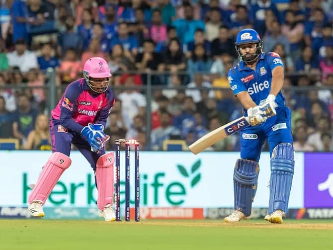 Sanju Samson Rohit Sharma Wicket Controversy Watch Video MI Vs RR IPL 2023 | MI Vs RR Controversy: गेंद से नहीं संजू सैमसन के ग्लव्स से गिरी थी गिल्लियां! क्या आउट नहीं