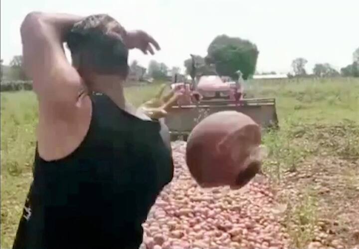 मायबाप सरकारने शेतकऱ्यांना मदत करावी, सक्तीची वीजबिल आणि कर्जवसुली तूर्त थांबवावी अशी मागणी शेतकरी करत आहेत.