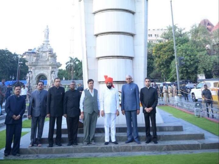महाराष्ट्र के मुख्यमंत्री एकनाथ शिंदे ने 63वें महाराष्ट्र स्थापना दिवस के अवसर पर हुतात्मा चौक पर संयुक्त महाराष्ट्र आंदोलन के लिए अपने प्राणों की आहुति देने वालों को श्रद्धांजलि अर्पित की.