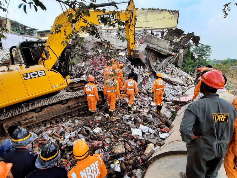 Bhiwandi Building Collapse: 7 Dead, 2 Labourers Feared Trapped Under Debris As Rescue Ops Still On Bhiwandi Building Collapse: 7 Dead, 2 Labourers Feared Trapped Under Debris As Rescue Ops Still On