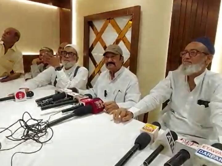 UP Nikay Chunav 2023 Samajwadi Party Muslim Leader Press Conference In Etawah Uttar Pradesh News Ann UP Nikay Chunav 2023: प्रेस कॉन्फ्रेंस के दौरान आपस में भिड़ गए सपा के दो पूर्व चेयरमैन, हुई जमकर बहसबाजी