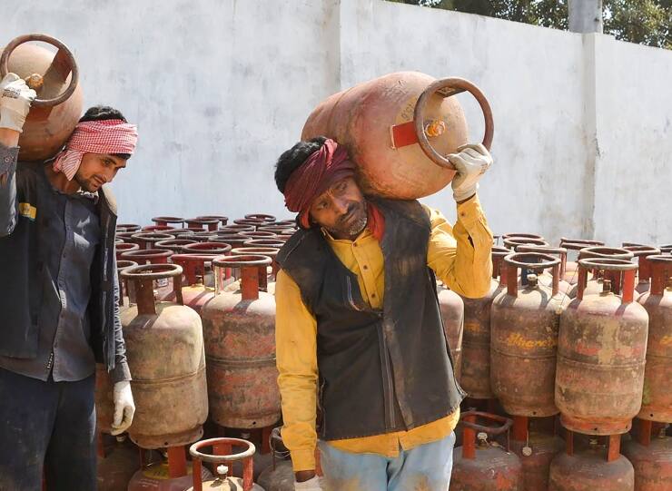 LPG Price in Delhi Today 01 May 2023 Price drop by Rs 172 commercial LPG cylinder new Price is Rs 1856 and domestic LPG price is 1103 LPG Price in Delhi Today: एलपीजी सिलिंडर आज से 171 रुपये सस्ता, दिल्ली वालों को अब चुकाने होंगे मात्र इतने रुपये