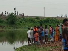 कटिहार में एक ही परिवार के मां और दो बेटी नदी में डूबीं, शव तलाशने में जुटी SDRF की टीम