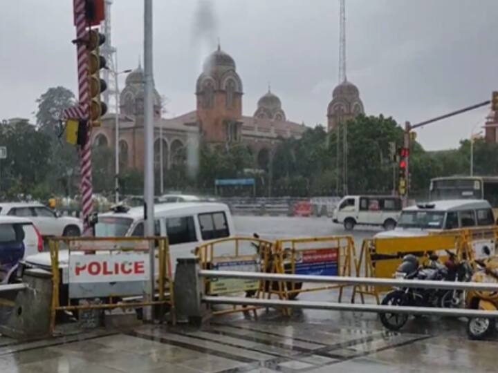 Rain: சென்னையில் கொளுத்திய வெயிலுக்கு ஆறுதல் அளித்த கோடை மழை.. மகிழ்ச்சியில் மக்கள்..