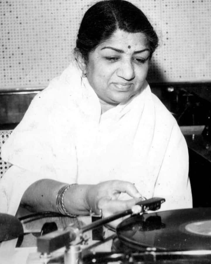 ऐसे में उन्होंने फिल्म के लिए लता मंगेशकर को कास्ट कर लिया. वहीं लता को भी फिल्म की कहानी बेहद पंसद आई और उन्होंने फिल्म में हां कर दी.