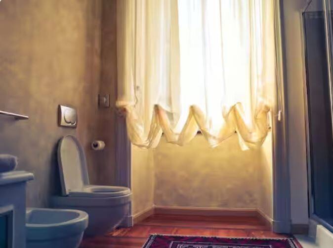 Lavatory ਇੱਕ ਬਹੁਤ ਮਸ਼ਹੂਰ ਸ਼ਬਦ ਨਹੀਂ ਹੈ. ਪਰ ਫਿਰ ਵੀ ਆਓ ਜਾਣਦੇ ਹਾਂ ਇਸਦਾ ਮਤਲਬ ਕੀ ਹੈ। ਇਹ ਲਾਤੀਨੀ ਭਾਸ਼ਾ ਤੋਂ ਲਿਆ ਗਿਆ ਸ਼ਬਦ ਹੈ। ਲਾਤੀਨੀ ਵਿੱਚ ਲੇਵੇਟੋਰੀਅਮ ਦਾ ਅਰਥ ਹੈ ਵਾਸ਼ ਬੇਸਿਨ ਜਾਂ ਵਾਸ਼ਰੂਮ। ਹੌਲੀ-ਹੌਲੀ ਵਾਸ਼ਰੂਮ ਨੇ ਆਪਣੀ ਜਗ੍ਹਾ ਲੈ ਲਈ। ਭਾਵ ਇਹ ਵੀ ਵਾਸ਼ਰੂਮ ਹੈ।