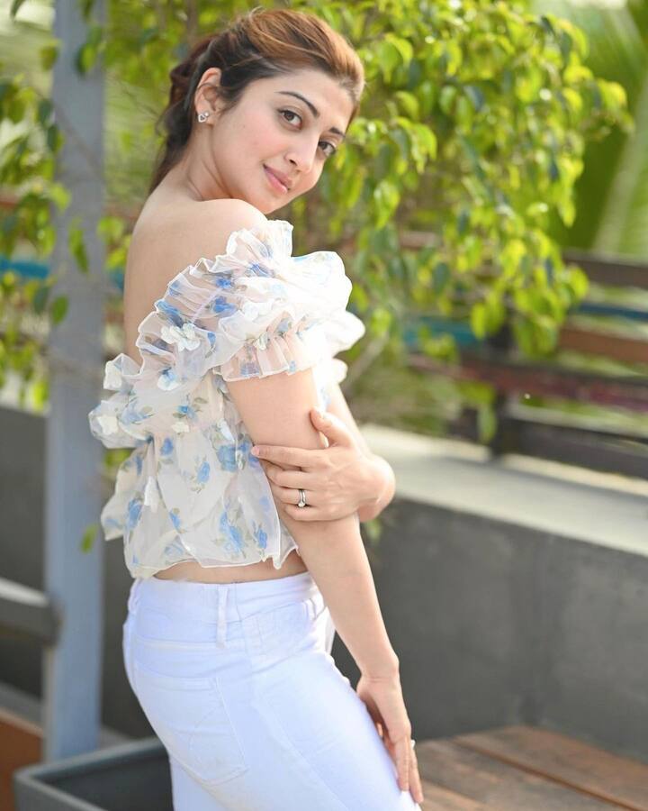 ప్రణీత షేర్ చేసిన ఫోటోలు సోషల్ మీడియాలో బాగా వైరల్ అవుతున్నాయి. Photo credit: Pranita Subhash/Instagram