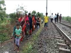 अवकाळी पावसाने बुलढाण्यातील एकफळ गावचा संपर्क तुटला; चिखल तुडवत रेल्वे रुळावरुन नागरिक, शाळकरी मुलांचा जीवघेणा प्रवास