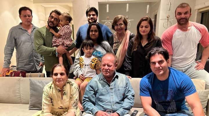 बता दें कि अब सलमान और उनकी फैमिली के हेलेन के साथ बहुत अच्छे रिश्ते हैं. अक्सर पूरी फैमिली साथ में पार्टी और डिनर करती हुई भी नजर आती है. इसके अलावा मदर्स डे पर सलमान खान अपनी मां सुशीला और हेलेन दोनों की तस्वीर सोशल मीडिया पर शेयर करते रहत हैं.