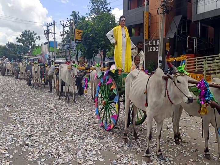 Dindigul: Grandparents brought a procession of 12 bullock carts for the Poopunitha bathing ceremony TNN பூப்புனித நீராட்டு விழா; 12 மாட்டு வண்டிகளில் சீர்வரிசை கொண்டு வந்த தாய்மாமன்கள்