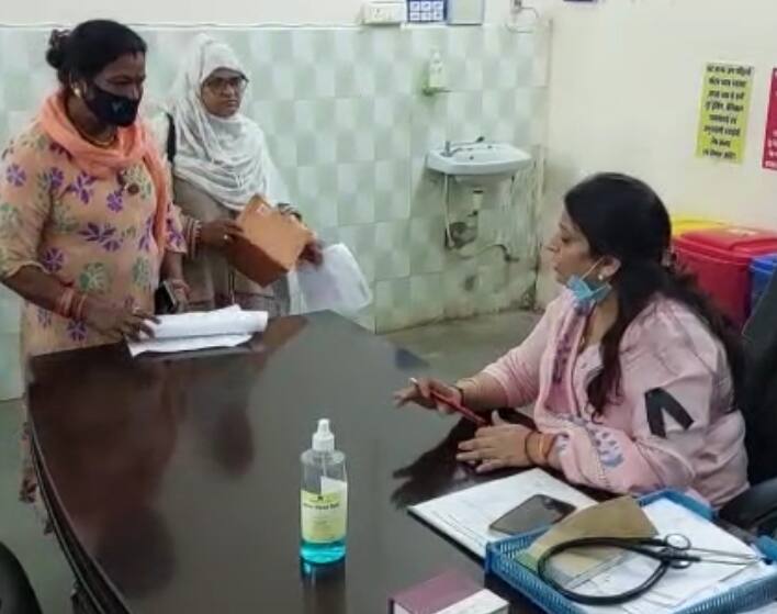 मध्य प्रदेश में एक बार फिर डॉक्टरों ने सरकार के खिलाफ मोर्चा खोल दिया है. तीन सूत्रीय मांगों को लेकर सरकारी डॉक्टरों ने एक मई से क्रमबद्ध आंदोलन की शुरुआत कर दी है. आंदोलन में शामिल जबलपुर जिला अस्पताल के डॉक्टरों ने आज काली पट्टी बांधकर मरीजों का इलाज किया.