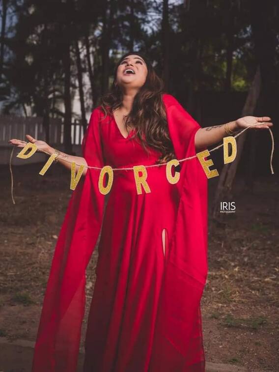 महिला ने शादी का जोड़ा पहन मनाया तलाक का जश्न, देखें तस्वीरें