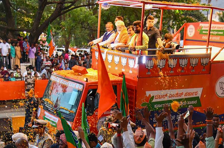 Big lapse in PM Modi's security again, woman throws flowers along with mobile during roadshow in Mysore PM મોદીની સુરક્ષામાં ફરી મોટી ચૂક, મૈસૂરમાં રોડ શો દરમિયાન મહિલાએ ફૂલોની સાથે મોબાઈલ પણ ફેંક્યા