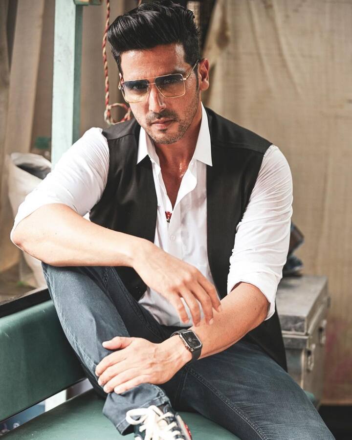 इस इंटरव्यू में जायेद ने बताया कि, ‘ जब हम फिल्म की शूटिंग कर रहे थे तो फराह खान सेट पर सबके सामने ही उनपर खूब चिल्लाती थीं और जमकर गालियां भी देती थीं. एक्टर ने ये बताया कि एक बार तो फराह को इतना गुस्सा आ गया था कि उन्होंने मुझपर चप्पल भी फेंक कर मारी थी..'