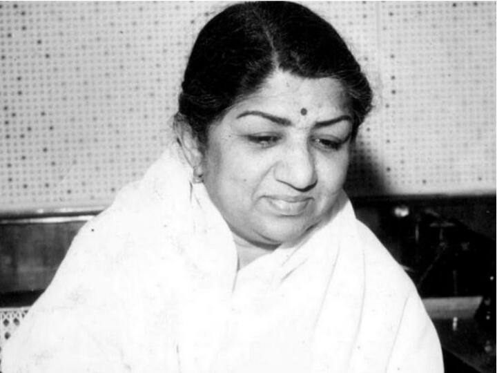 Lata Mangeshkar Kissa: भारत की ‘स्वर कोकिला’ और दिवंगत सिंगर लता मंगेशकर ने अपनी मधुर आवाज से सालों तक बॉलीवुड पर राज किया है. लेकिन क्या आप जानते हैं कि उनको राज कपूर ने एक बार ‘बदसूरत’ कहा था.