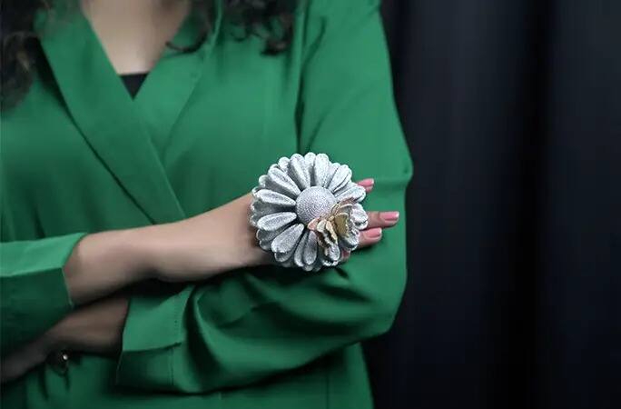 কেবারে অভিনব উদ্ভাবন ! একটি হীরের আংটিতে বসানো হয়েছে ৫০ হাজারেরও বেশি হীরে। মুম্বইয়ের এক অলঙ্কার ব্যবসায়ী করেছে এই অসাধ্য় সাধন। যার স্বীকৃতিস্বরূপ পেয়েছেন বিশ্ব রেকর্ডের সম্মান। 'গিনেস বুক অফ ওয়ার্ল্ড রেকর্ড'-এ নাম উঠেছে এই আংটির।