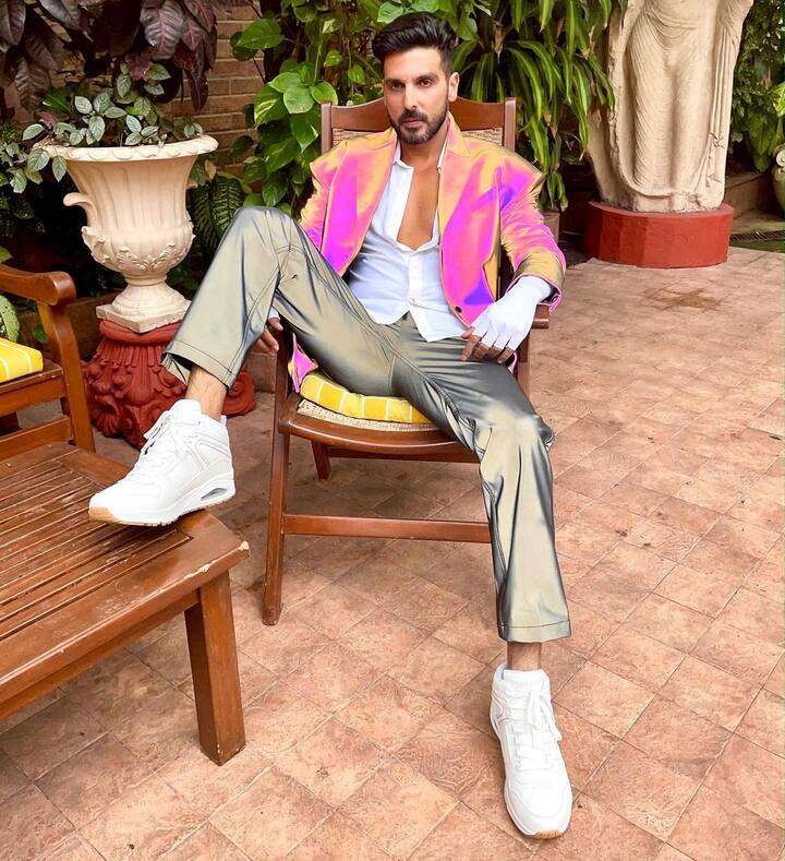 हालांकि फराह ने कट बोलने के लिए नहीं कहा था कि क्योंकि वो डांसर गिरा नहीं था बल्कि उसे मिर्गी का दौरा पड़ा था. इस बात पर फराह ने ना सिर्फ मुझे जमकर गालियां दी बल्कि मुझपर चप्पल भी फेंक कर मारी..फराह ने कहा कि मेरे सेट पर मेरे अलावा कोई भी और कट नहीं बोलेगा.