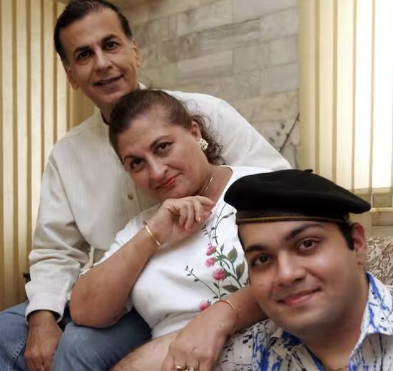 ਵਿਜੇ ਅਰੋੜਾ ਨੇ ‘ਰਾਮਾਇਣ’ ਵਿੱਚ ਮੇਘਨਾਦ ਦੀ ਭੂਮਿਕਾ ਨਿਭਾਈ ਸੀ। ਸਾਬਕਾ ਮਾਡਲ ਅਤੇ ਮਿਸ ਇੰਡੀਆ ਦਿਲਬਰ ਦੇਬਰਾ ਉਨ੍ਹਾਂ ਦੀ ਪਤਨੀ ਹੈ।