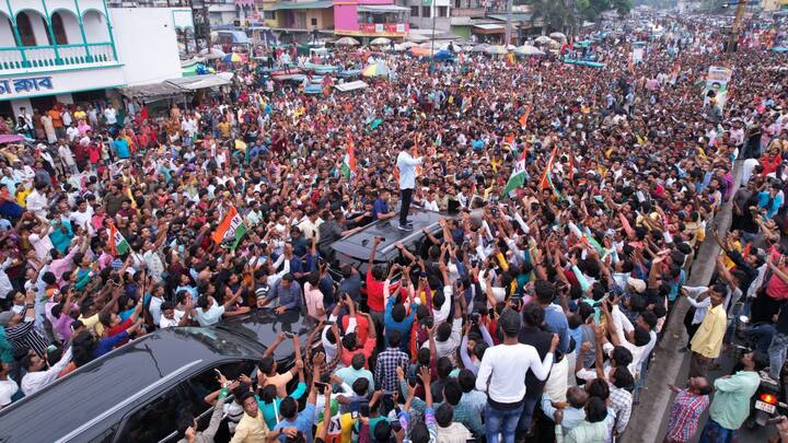 সোমবার নাম না করে উত্তর দিনাজপুরের করণদিঘির সভামঞ্চ থেকে বিরোধী দলনেতা শুভেন্দু অধিকারীকে কটাক্ষ করেন অভিষেক।