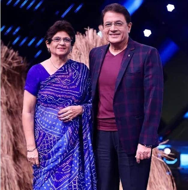 'रामायण' में प्रभु श्रीराम का रोल प्ले करने वाले अरुण गोविल को लोग आज भी खूब पसंद करते हैं. अभिनेता ने श्रीलेखा गोविल संग शादी रचाई थी जिनसे इनका एक बेटा और बेटी हैं.