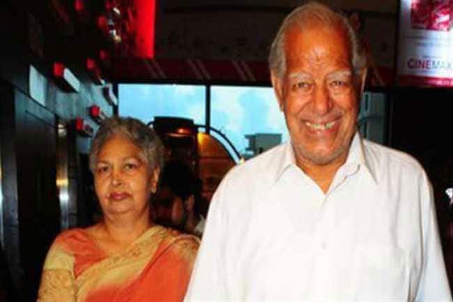 हनुमान के रोल में दारा सिंह को खूब पसंद किया गया. उन्होंने 14 साल की उम्र में पहली शादी की थी लेकिन 10 साल बाद दोनों अलग हो गए. इसके बाद उन्होंने सुरजीत कौर संग शादी रचाई. दारा सिंह आज हमारे बीच मौजूद नहीं हैं.