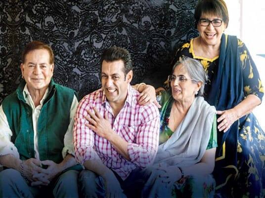 सलमान ने आगे बताया कि, ‘मेरी मां को मेरे पिता की दूसरी शादी से बहुत ठेस पहुंची थी. इसके बाद भी जब भी वो मेरे पिता का इंतजार करती थीं तो मुझे ये सब देखकर काफी गुस्सा आता था. हालांकि वक्त के साथ-साथ हम इस बात को समझने लगे थे. फिर पापा ने भी एक दिन हम सभी को बहुत आराम से ये बात समझाई और कहा कि वो हमसे बहुत प्यार करते हैं और हमेशा हमारे साथ ही रहेंगे..’